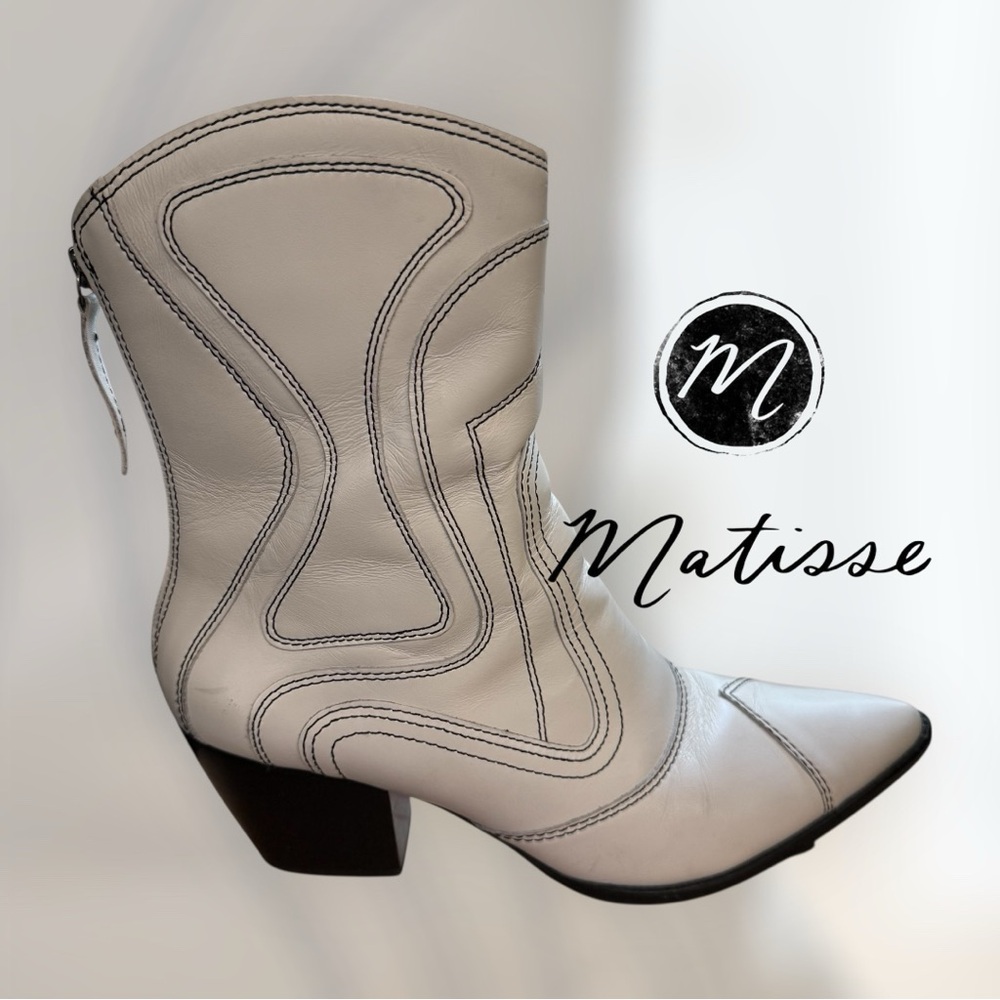 Matisse Aries white leather boot with black accent stitching. Size 9.